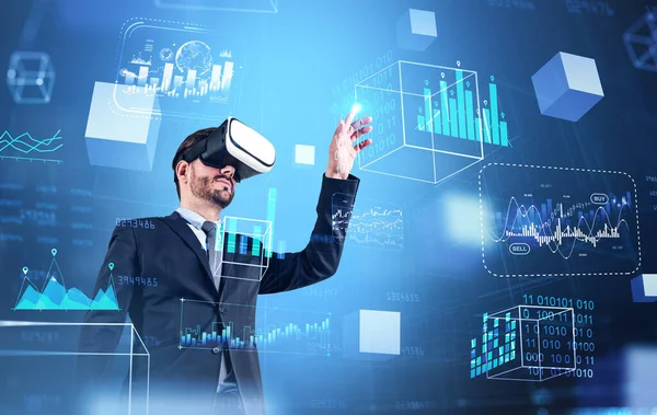 Üzletember Szemüveg Headset Ujj Érintse Digitális Hologram Pénzügyi Adatok Forex — Stock Fotó