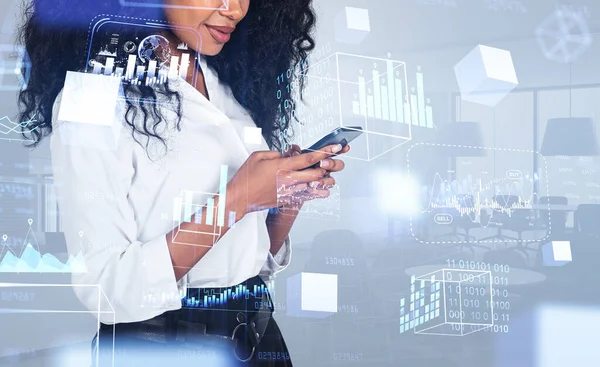 Svart Affärskvinna Med Smartphone Händerna Konferensrum Bakgrunden Digitalt Hologram Med — Stockfoto