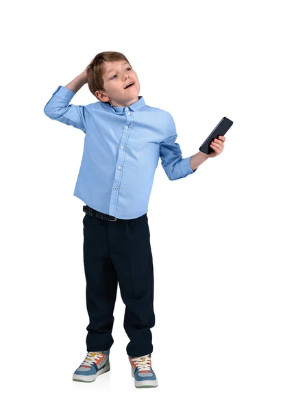 Çocuk Rüya Görür Düşünür Akıllı Telefonu Elinde Tutar Beyaz Arka — Stok fotoğraf