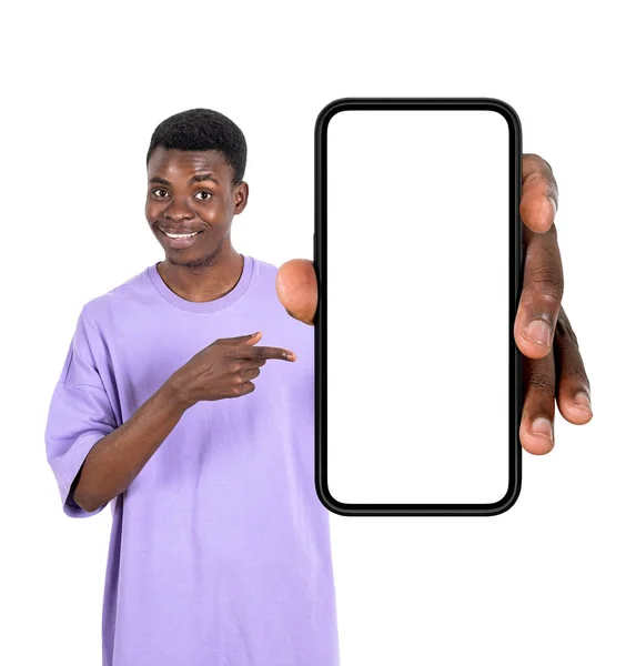 黒の笑顔の男の指を手にスマートフォンを指して 白い背景に隔離された モバイルアプリとソーシャルネットワークの概念 コピースペースの表示をモックする — ストック写真