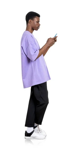 Hombre Afroamericano Pie Con Smartphone Perfil Serio Navegar Línea Mensajes — Foto de Stock