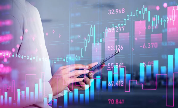 Zakenvrouw Handen Met Digitaal Apparaat Kleurrijke Aandelenmarkt Dynamiek Forex Diagrammen — Stockfoto