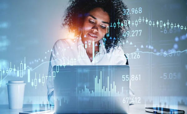 Laptopla Çalışan Dalgın Siyahi Kadını Forx Diyagramları Borsa Şamdanları Akıllı — Stok fotoğraf