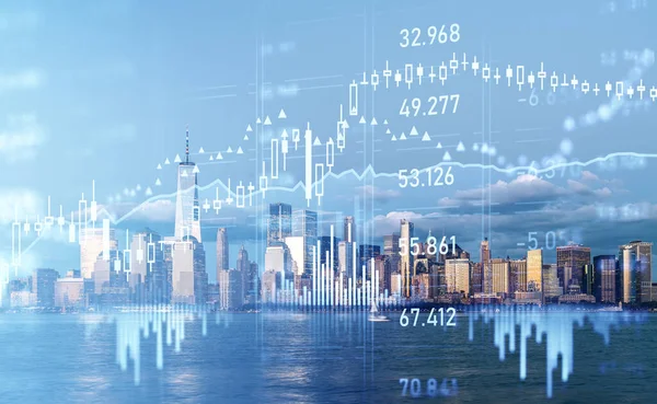 股票市场的变化 外汇图表与上升的烛台和数字 纽约天际线大楼的双重曝光 财务全息图 — 图库照片