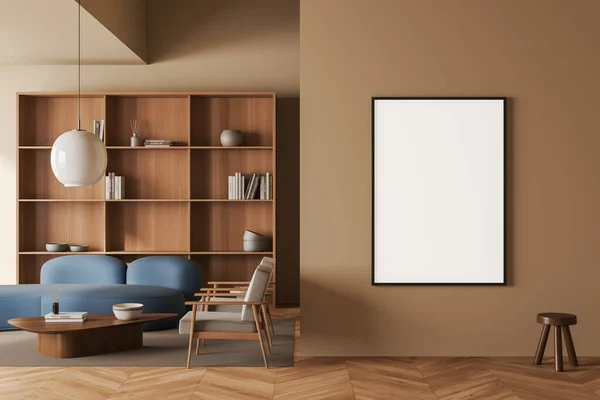 ベージュリビングルームのインテリアソファと2つのアームチェア カーペットの上のコーヒーテーブル 装飾が施された棚 堅木の床 空のポスターをモックアップします 3Dレンダリング — ストック写真