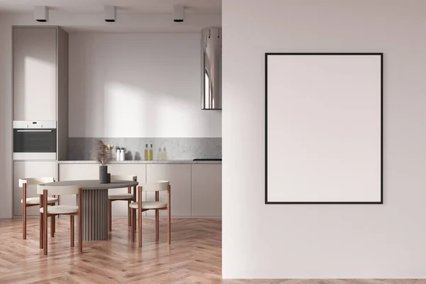 Λευκή Κουζίνα Πολυθρόνες Και Τραπέζι Ξύλινο Πάτωμα Κουζινικά Κουκούλα Μπροστινή — Φωτογραφία Αρχείου