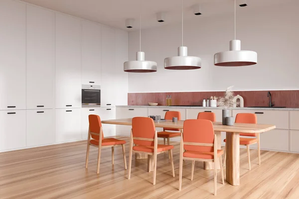 Beyaz Mutfak Içi Turuncu Sandalyeler Ahşap Zemin Üzerinde Yemek Masası — Stok fotoğraf
