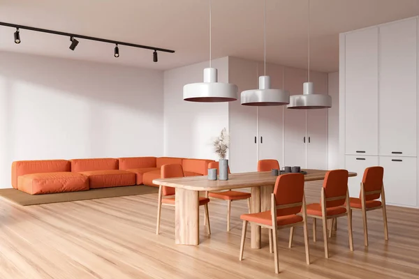角にソファ付きの白いキッチンインテリア オレンジの椅子 サイドビュー 広葉樹の床とダイニングテーブル スタジオアパートメント 3Dレンダリングでスタイリッシュな家具 — ストック写真