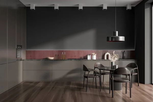 Braune Kücheneinrichtung Mit Stühlen Und Esstisch Auf Hartholzboden Frontansicht Geschirr — Stockfoto