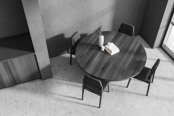 顶部的黑暗厨房内部与餐桌和椅子 灰色混凝土地板的视图 城市景观的窗口 装饰简约的客厅 3D渲染 — 图库照片