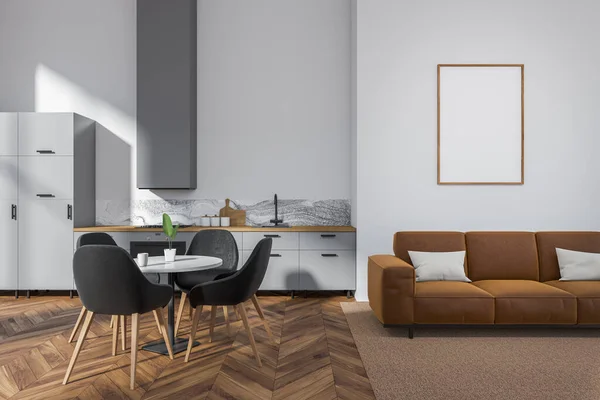Weiße Küche Mit Kühlbereich Sofa Und Esstisch Mit Stühlen Moderne — Stockfoto