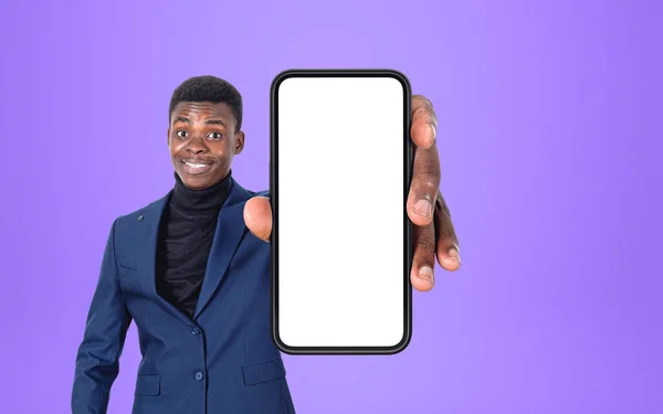 若い黒人ビジネスマンの笑顔は コピースペース画面 紫色の背景をモックアップで電話を示しています ネットワークとソーシャルメディアの概念 — ストック写真
