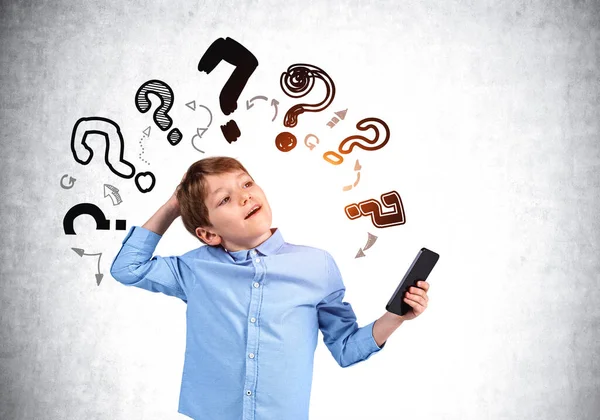 Liten Pojke Med Telefon Handen Drömmer Och Letar Efter Svar — Stockfoto