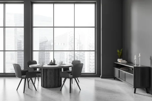 室内黑暗的客厅 有椅子和餐桌 有装饰的餐具柜 侧视图 灰色混凝土地板 新加坡城市全景窗口 3D渲染 — 图库照片