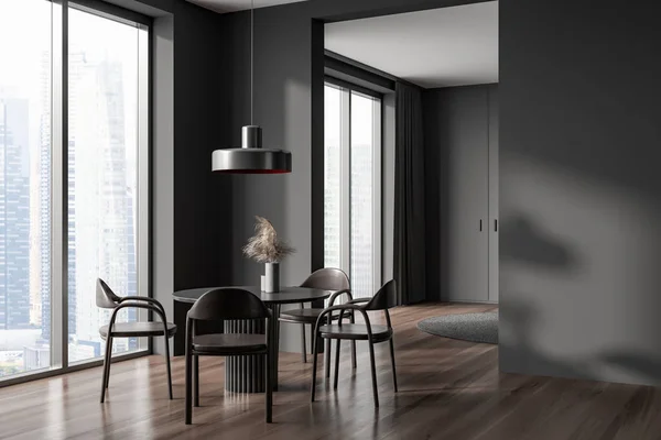 Σκούρο Εσωτερικό Τραπεζαρία Τραπέζι Και Καρέκλες Ξύλινο Πάτωμα Πανοραμικό Παράθυρο — Φωτογραφία Αρχείου