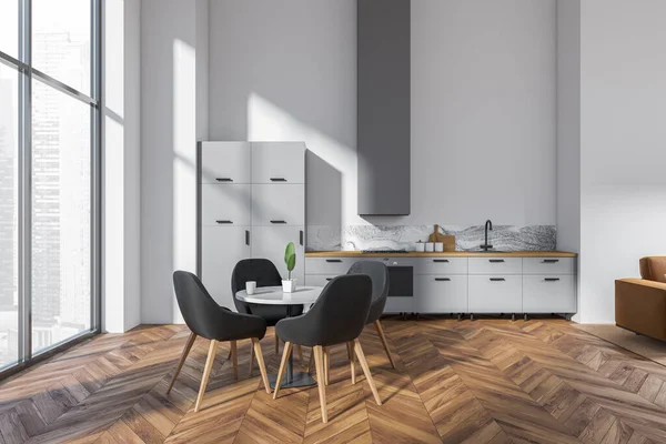 Białe Wnętrze Kuchni Stołem Krzesłami Drewnianej Podłodze Naczynia Kuchenne Piekarnikiem — Zdjęcie stockowe
