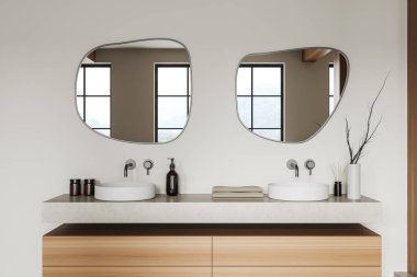 Çift lavabo, iki ayna, ahşap şifonyer ve minimalist dekorasyonlu banyo aksesuarları, havlu, kamış ayırıcı ve vazo. 3B görüntüleme