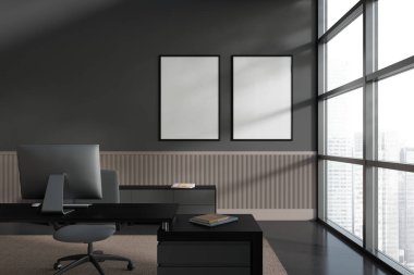 Gri ve biege duvarları, karanlık zemini, gri bilgisayar masası ve iki tane dikey maket posterli şık CEO ofisi. Bulanık şehir manzaralı bir pencere. 3d oluşturma
