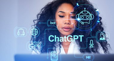 Laptopta çalışan siyahi bir kadın verimliliği arttırmak için ChatGPT kullanıyor. Sosyal ağ simgeleri, yapay zeka ve iletişim. Yapay zeka ve teknoloji kavramı