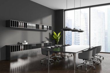 Gri duvarlı modern toplantı odasının köşesi, kahverengi zemin, sandalyeli uzun masa, klasörlü dolaplar ve bulanık şehir manzaralı panoramik pencere. 3d oluşturma