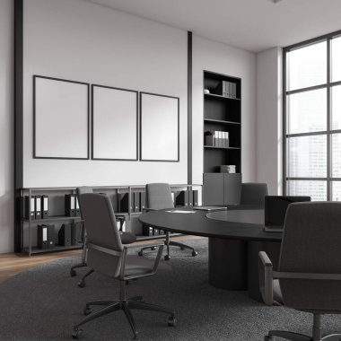 Beyaz duvarları, ahşap zemini, sandalyeli yuvarlak masası ve üç tane afişi olan modern ofis konferans odasının içi. Bulanık şehir manzaralı bir pencere. 3d oluşturma