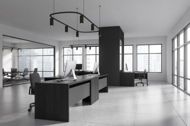 Cam kapılar ve yan görüş ardında ortak çalışma ve konferans odası olan modern iş bürosu. Masa başı bilgisayar ve panoramik pencereli şehir manzaralı bir iş yeri. 3B görüntüleme