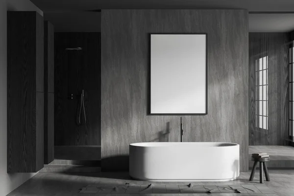 Ciemne Wnętrze Łazienki Prysznicem Wanną Ręcznikiem Stołku Dywan Szarej Betonowej — Zdjęcie stockowe