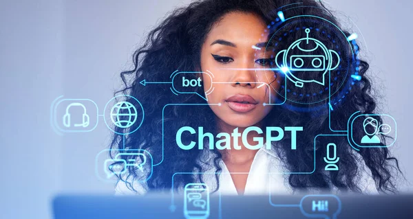 ラップトップで働く黒人女性は Chatgptを使用して生産性を向上させます ソーシャルネットワークのアイコン 人工知能とコミュニケーション Aiとテクノロジーの概念 — ストック写真