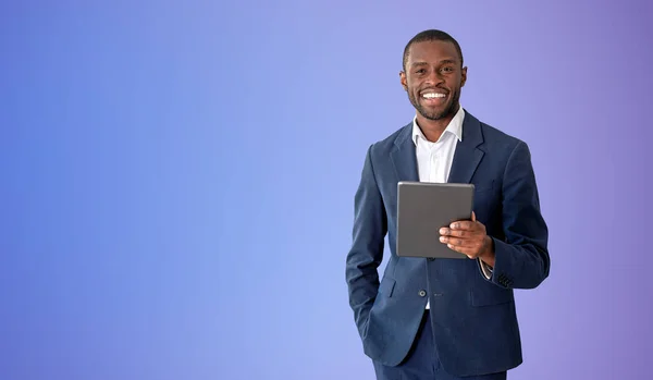 紫の背景にタブレットコンピュータを持っている陽気な若いアフリカ系アメリカ人実業家 ソーシャルメディアの概念 モックアップ — ストック写真