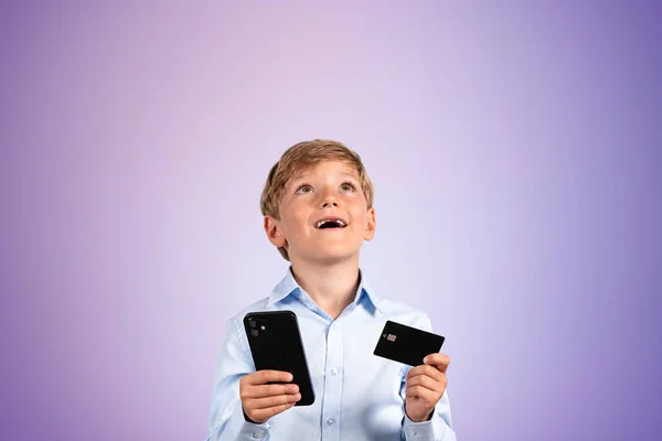 Elinde Telefon Kredi Kartıyla Gülümseyen Okul Çocuğu Yukarı Bakıyordu Boş — Stok fotoğraf