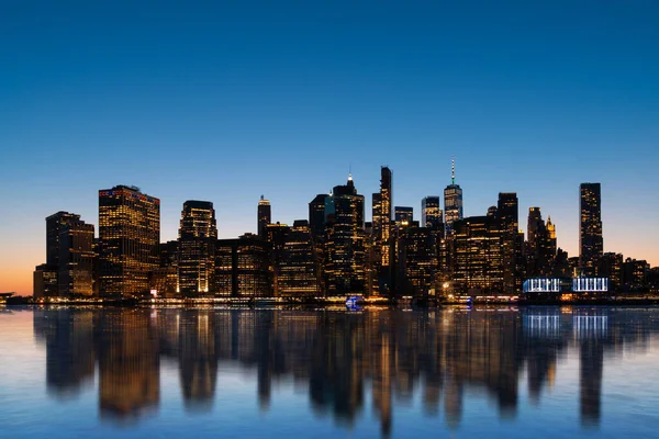 New York 'un muhteşem gecesi ve Hudson Nehri' nin yansıması. New York, Amerika Birleşik Devletleri. Gezi ve turizm kavramı