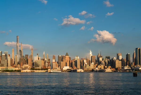 Magnífico Panorama Ciudad Nueva York Con Ferry Día Soleado Los —  Fotos de Stock
