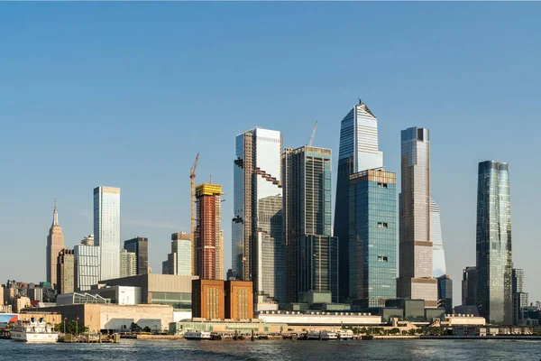 壮观的纽约市全景 晴朗的天色 摩天大楼和哈德逊河渡口 旅游业和商业的概念 — 图库照片