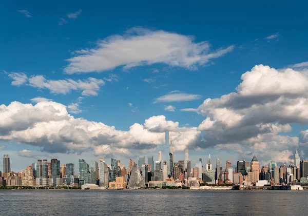Große Weiße Wolken Über Den Wolkenkratzern Von New York City — Stockfoto