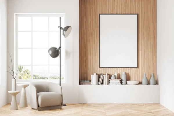 Weiße Und Hölzerne Wohnzimmereinrichtung Mit Sessel Regal Und Kunstdekoration Mit — Stockfoto
