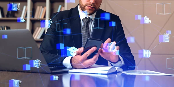 Telefonla Çalışan Bir Adamı Masada Dizüstü Bilgisayar Hologram Dijital Simgeler — Stok fotoğraf