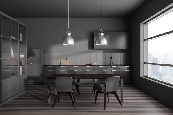 有灰色墙壁 深色木地板 灰色橱柜的时尚厨房的内部 有灰色椅子的大餐桌和模糊的城市景观的窗户 左边的布告栏3D渲染 — 图库照片