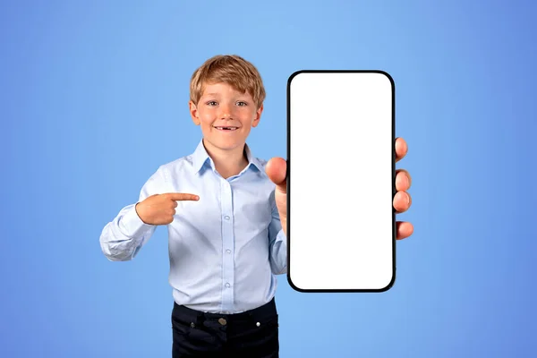 Telefon Parmak Gösteren Çocuk Büyük Maket Uzay Ekranını Mavi Arkaplanı — Stok fotoğraf