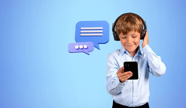 Criança Feliz Fones Ouvido Olhando Para Smartphone Ícones Bolhas Texto — Fotografia de Stock