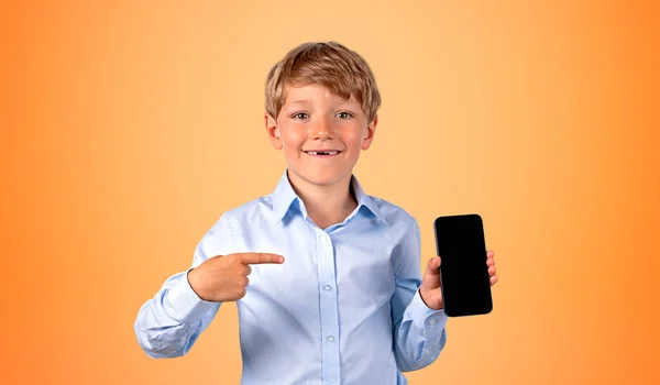 Szczęśliwy Szkolny Palec Wskazujący Telefon Ręku Oferta Rekomendacja Pomarańczowym Tle — Zdjęcie stockowe