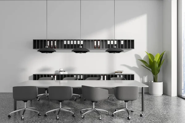 Interieur Des Stilvollen Konferenzraums Mit Weißen Wänden Betonboden Langem Tisch — Stockfoto