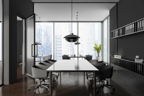 Dunkler Büroinnenraum Mit Besprechungstisch Und Coworking Bereich Mit Laptop Panoramafenster — Stockfoto