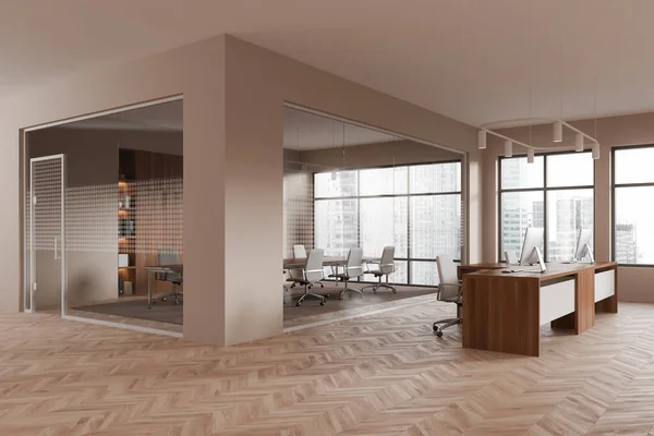 米色办公内部与同事和会议室后面的玻璃门 侧视图 工作角落与办公桌和个人电脑 摩天大楼上的全景窗口 3D渲染 — 图库照片