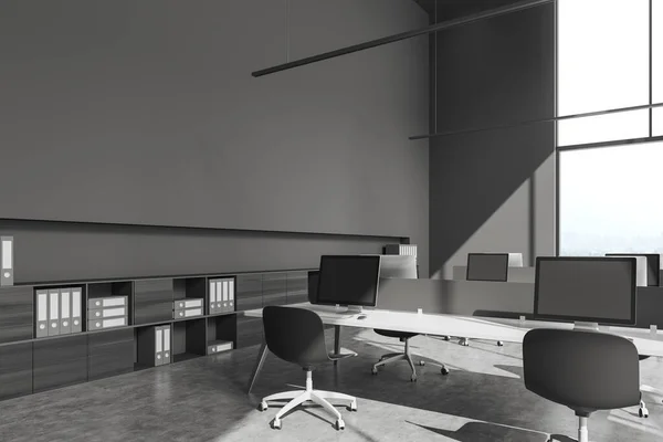 Interior Bisnis Gelap Dengan Kursi Dan Komputer Atas Meja Lantai — Stok Foto