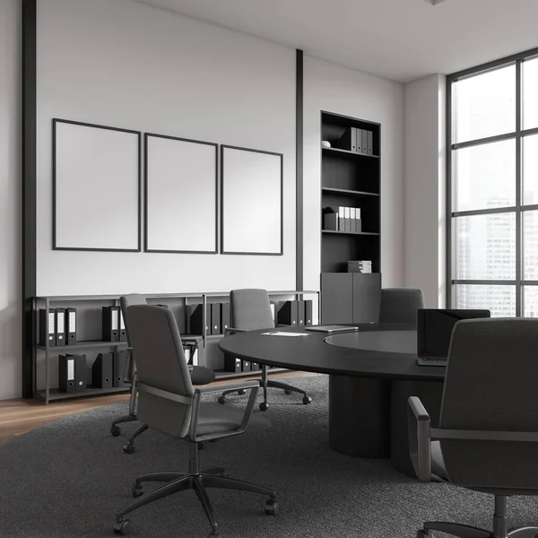 흰색이고 나무로 의자가 탁자가 포스터가 개있는 현대식 사무실 회의실의 경관으로 — 스톡 사진