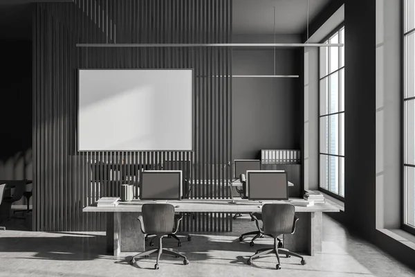 Tmavý Pracovní Interiér Křesly Sdílený Stůl Počítači Sideboard Panoramatické Okno — Stock fotografie