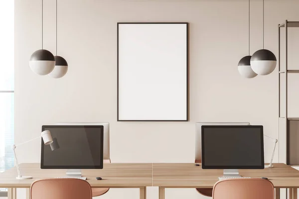 米色的业务内部与共享办公桌和个人电脑 摩天大楼上有全景窗的合作区 模仿帆布海报 3D渲染 — 图库照片