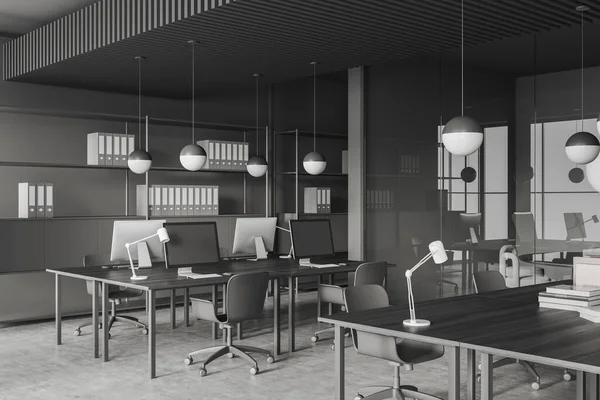 暗い灰色の壁 コンクリートの床 灰色の椅子とフォルダを持つ棚と大きなコンピュータテーブルとスタイリッシュなオープンスペースオフィスのインテリア 3Dレンダリング — ストック写真