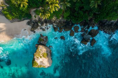 Uçurumla Rocky Beach 'in hava aracı görüntüsü. Hint Okyanusu kıyısında. Uzayı metin için kopyala. Doğa ve seyahat geçmişi. Güzel doğal yaz tatili seyahat konsepti. Dalgalar ve kum.