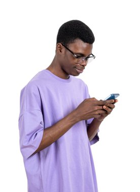 Elinde akıllı telefonuyla gülümseyen siyah Amerikalı bir adam, portre. Çevrimiçi tarama, mesajlaşma, beyaz arkaplan üzerinde izole edilmiş. Ağ ve sosyal medya kavramı
